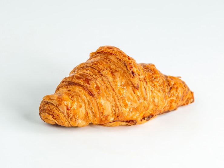 Kostenlose Foto frischer französischer croissant auf dem tisch