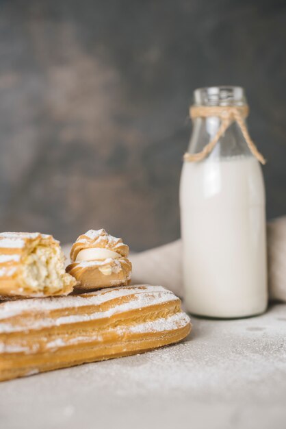 Frischer gebackener selbst gemachter eclair mit milchflasche