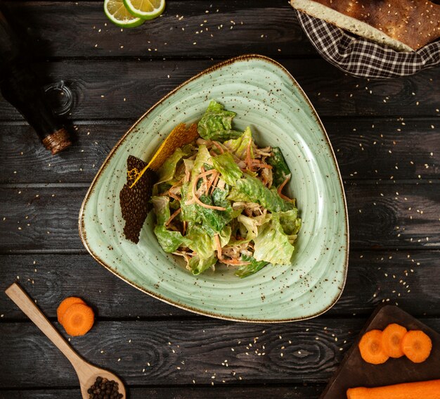 Frischer Gemüsesalat auf dem Tisch