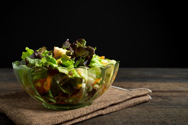 frischer Gemüsesalat auf Holz.