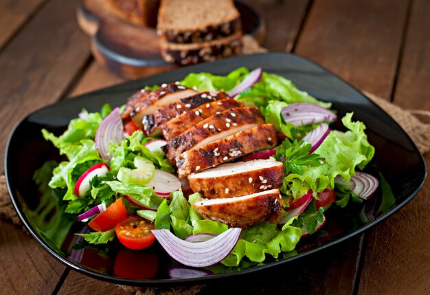 Frischer Gemüsesalat mit gegrillter Hähnchenbrust.