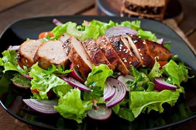 Frischer Gemüsesalat mit gegrillter Hähnchenbrust.