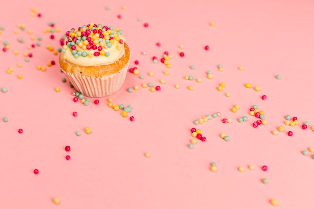 Frischer geschmackvoller kleiner Kuchen mit Streuseln