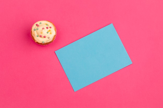 Frischer geschmackvoller kleiner Kuchen nahe Papier