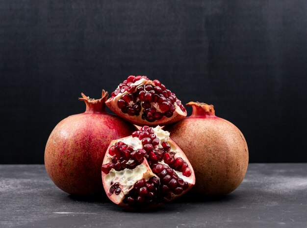 Frischer Granatapfel auf dunkler Oberfläche