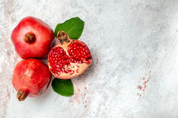 Frischer Granatapfel der Draufsicht auf weißem Raum