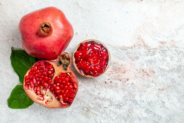 Frischer Granatapfel der Draufsicht auf weißem Raum