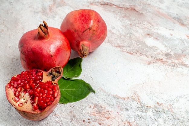 Frischer Granatapfel der Vorderansicht auf weißem Raum