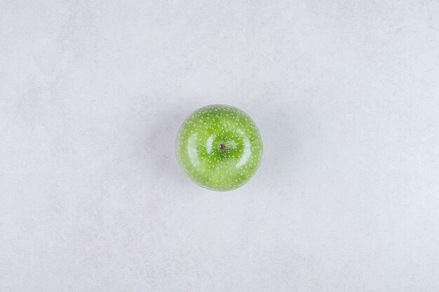 Frischer grüner Apfel auf weißem Hintergrund.