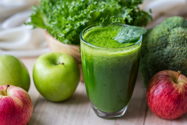 Frischer grüner Smoothiemakroschuß