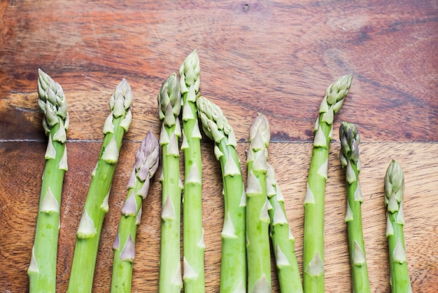 Kostenloses Foto frischer grüner spargel in der reihe