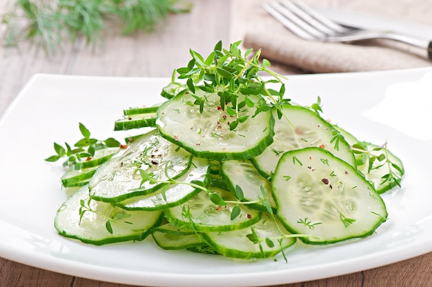 Frischer Gurkensalat