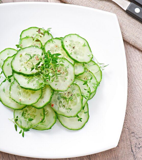 Frischer Gurkensalat