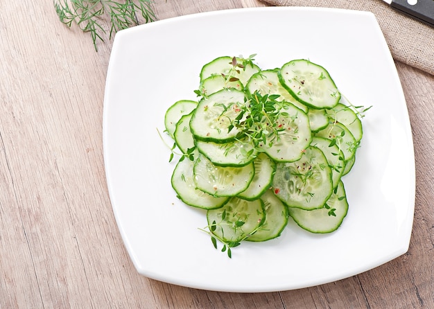 Frischer Gurkensalat