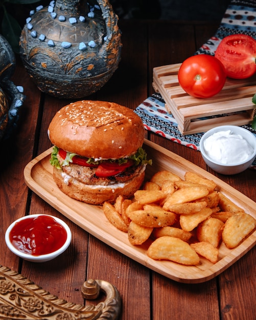 Frischer Hamburger mit Pommes