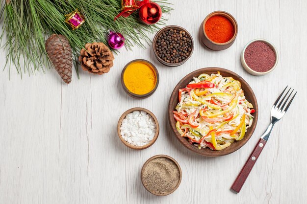 Frischer Hühnersalat der Draufsicht mit Gewürzen auf weißem Schreibtischsnack reife Mahlzeit Fleisch frischer Salat