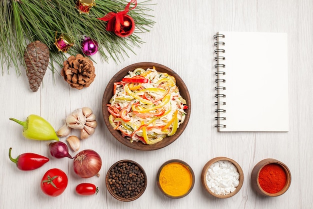 Frischer Hühnersalat der Draufsicht mit Gewürzen auf weißem Schreibtischsnackfleisch frische Salatmahlzeit