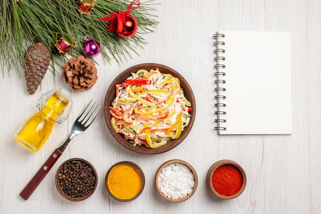 Frischer Hühnersalat von oben mit Gewürzen auf weißer Oberfläche Snack-Fleisch frische Salatmahlzeit