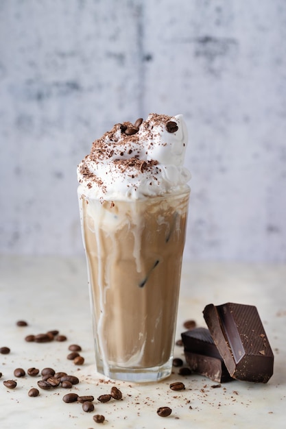 Kostenloses Foto frischer kalter kaffee mit milch und schlagsahne