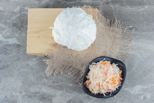 Frischer Kohl und Sauerkraut in Schüssel. Ansicht von oben.