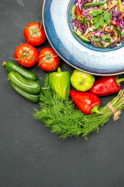 Frischer Kohlsalat der Draufsicht mit Grüns und Gemüse auf dunklem Hintergrund