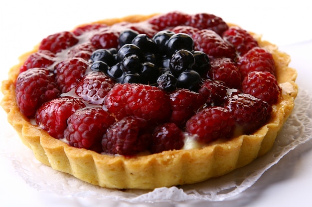 Frischer Kuchen mit Blaubeeren und Himbeeren