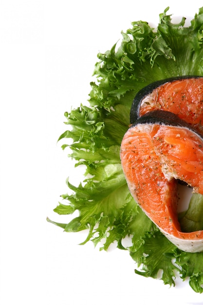 Frischer Lachs mit Salat garnieren