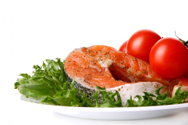 Frischer Lachs mit Salat garnieren