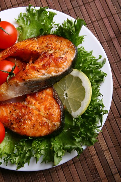 Frischer Lachs mit Salat garnieren