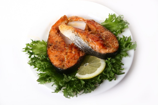 Frischer Lachs mit Salat garnieren