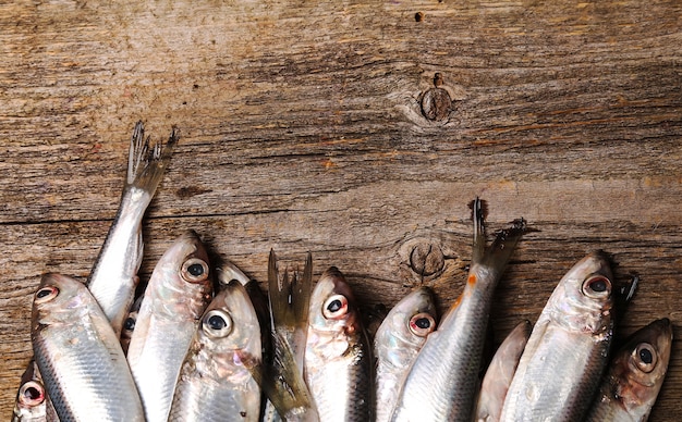 frischer leckerer Fisch auf Holztisch