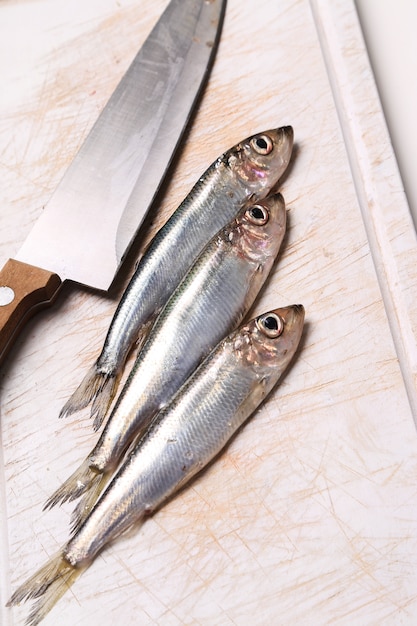 Kostenloses Foto frischer leckerer fisch auf schneidebrett mit einem messer