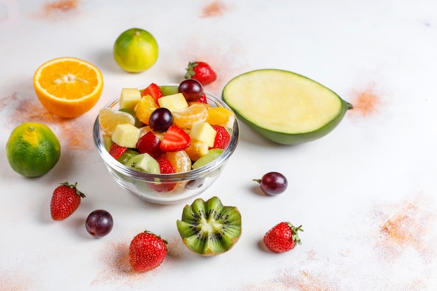 Frischer Obst- und Beerensalat, gesunde Ernährung.