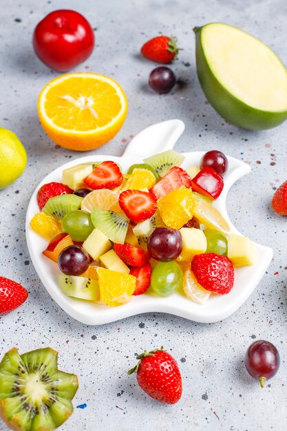 Frischer Obst- und Beerensalat, gesunde Ernährung.