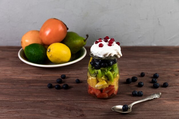 Frischer Obstsalat auf Holztisch