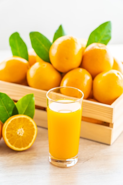 Frischer Orangensaft für Getränk im Flaschenglas