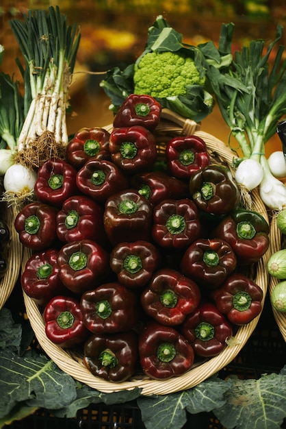 Frischer paprika mit lauch und kohl im korb, der draußen auf dem markt zum verkauf angeboten wird