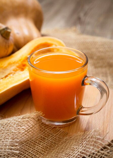 Frischer Saft im Glas auf beigem Tuch