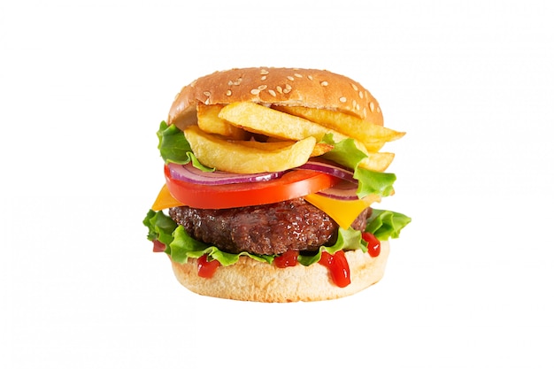Frischer saftiger rindfleischhamburger mit tropfendem ketchup und pommes frites lokalisiert auf weißem hintergrund