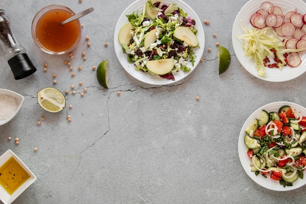 Frischer Salat auf dem Tisch mit Platz zum Kopieren