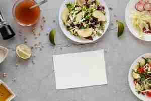 Kostenloses Foto frischer salat auf dem tisch mit zitrone