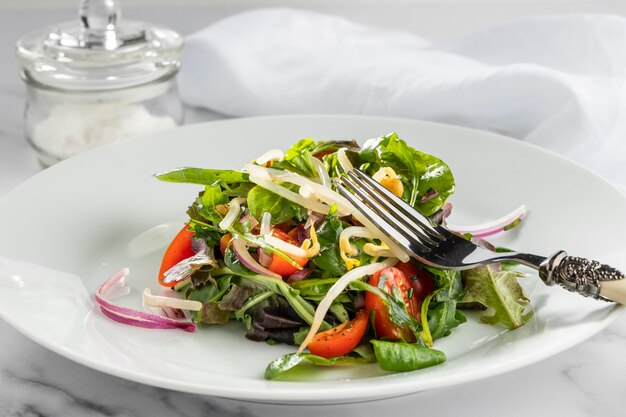 Frischer Salat der Vorderansicht auf weißem Teller