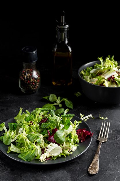 Frischer Salat mit hohem Winkel auf dunklem Tisch