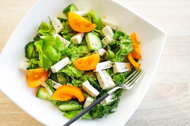 Frischer Salat mit Käse und Tomaten