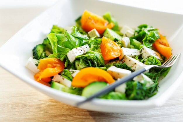 Frischer Salat mit Käse und Tomaten