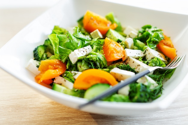 Frischer Salat mit Käse und Tomaten