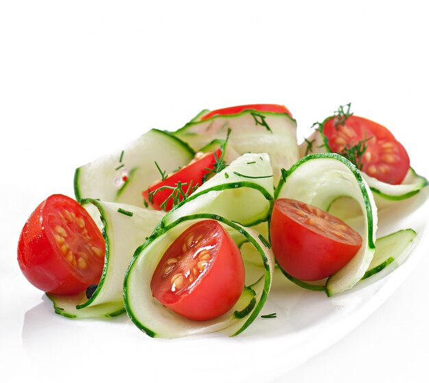 Frischer Salat mit Tomaten und Gurken