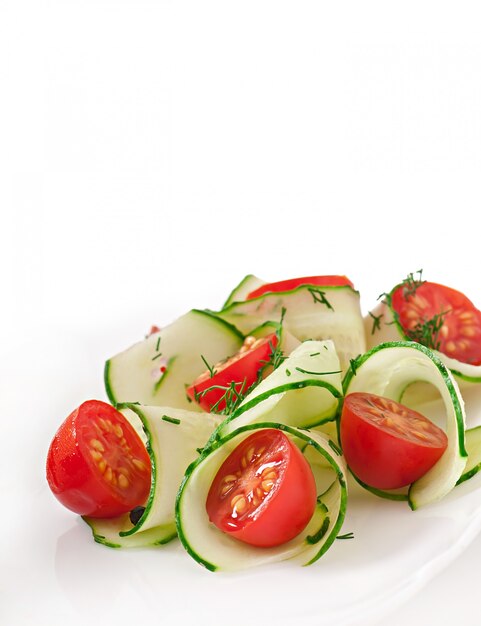 Frischer Salat mit Tomaten und Gurken