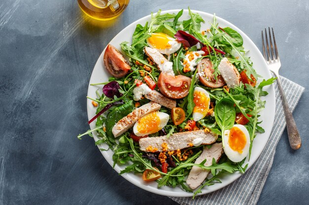 Frischer Salat mit Truthahn, Eiern und Gemüse