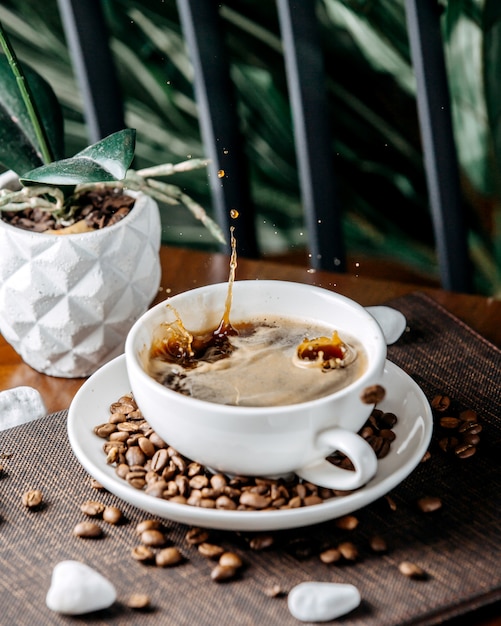 Frischer schwarzer Kaffee auf dem Tisch